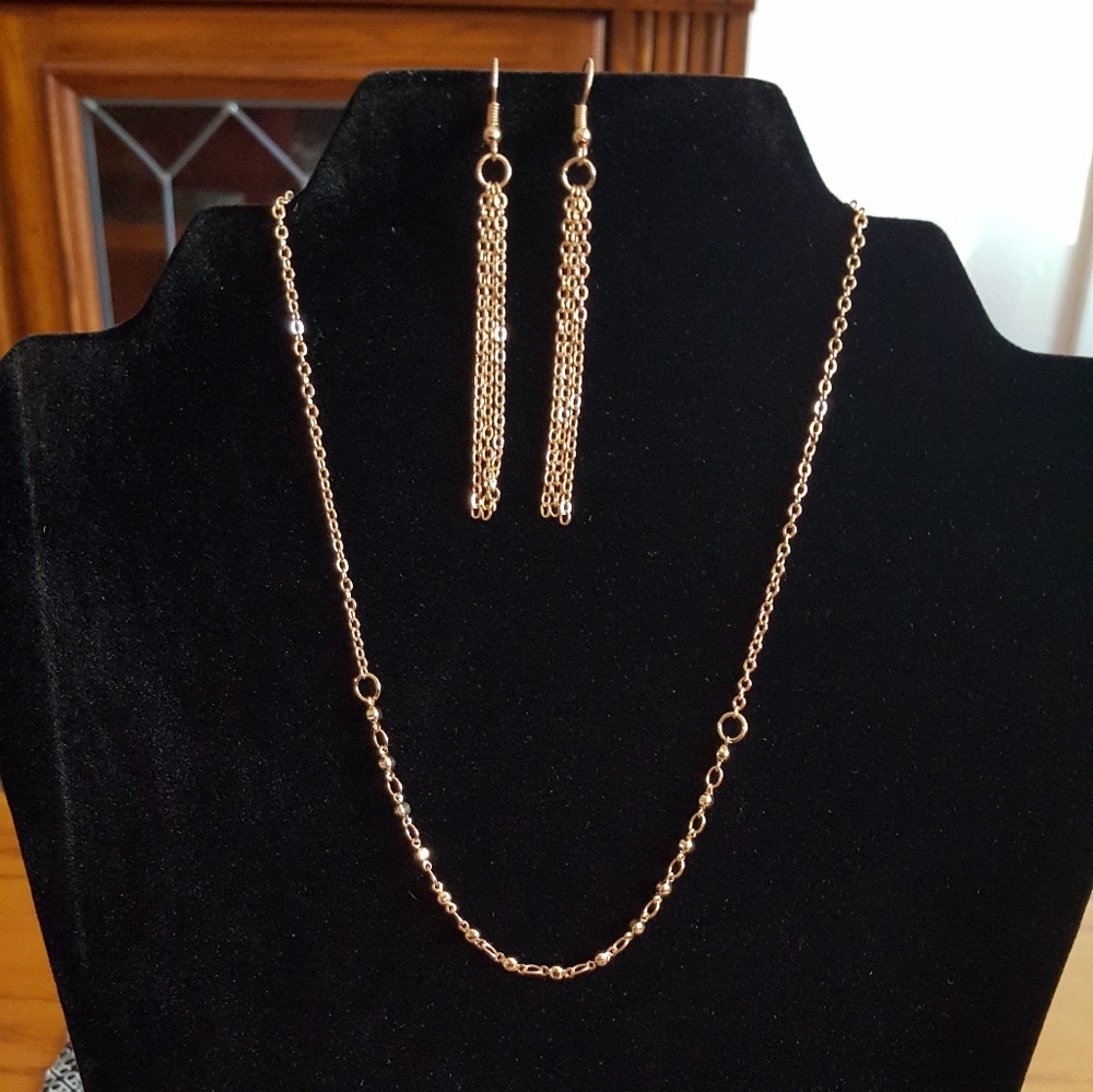 Gold necklace with earnings